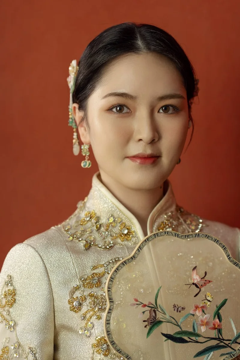 明亮阅读空间里的书架与阅读桌，对应天美小说整理作品条目的方式
